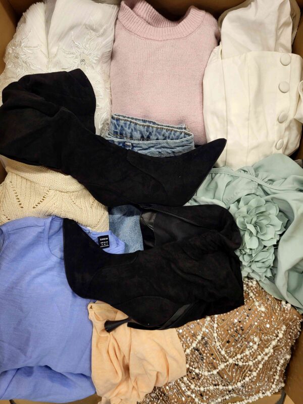 The photo shows a package with clothing in the category BSN.