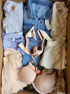 The photo shows a package with clothing in the category BSN.