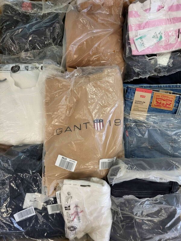 The photo shows a package with clothing in the category D.