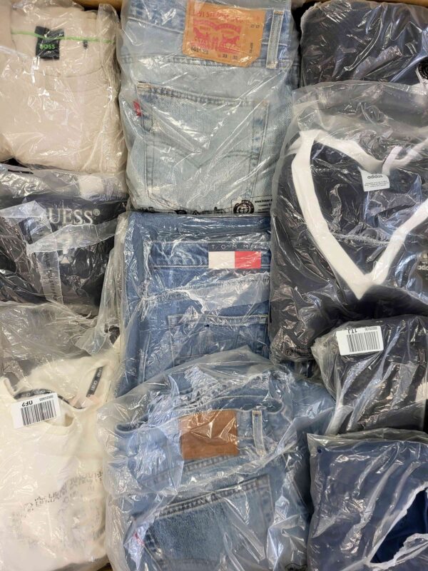 The photo shows a package with clothing in the category D.