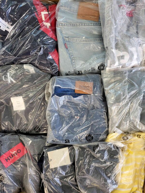 The photo shows a package with clothing in the category D.
