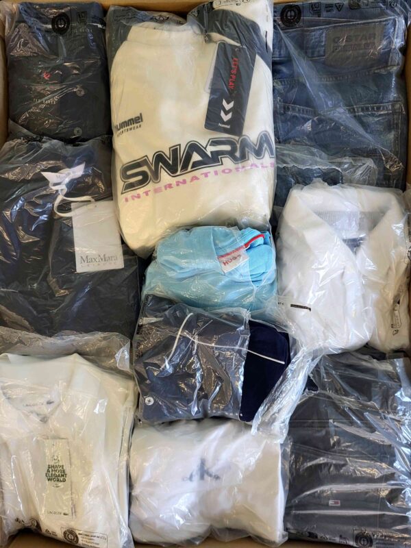 The photo shows a package with clothing in the category D.