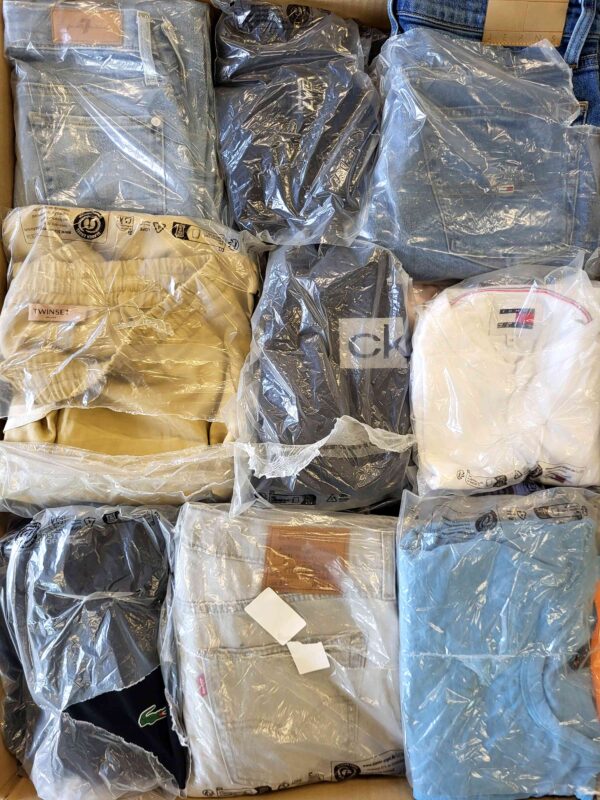 The photo shows a package with clothing in the category D.