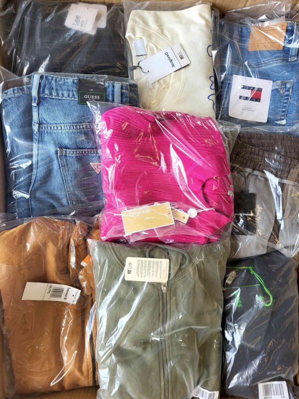 The photo shows a package with clothing in the category B.