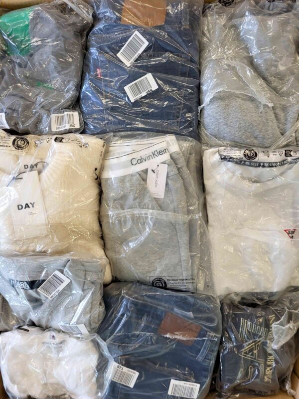 The photo shows a package with clothing in the category D.