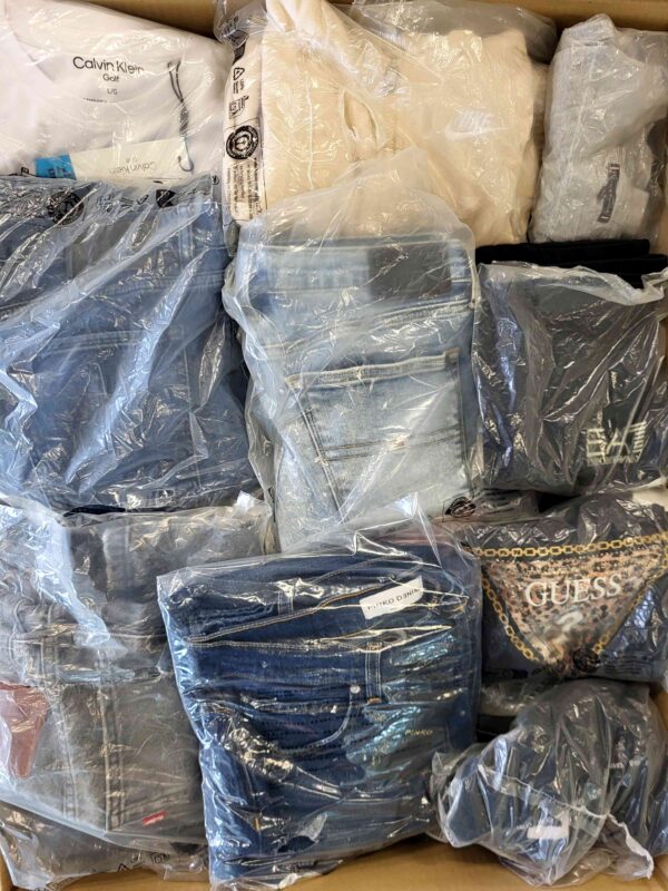 The photo shows a package with clothing in the category D.