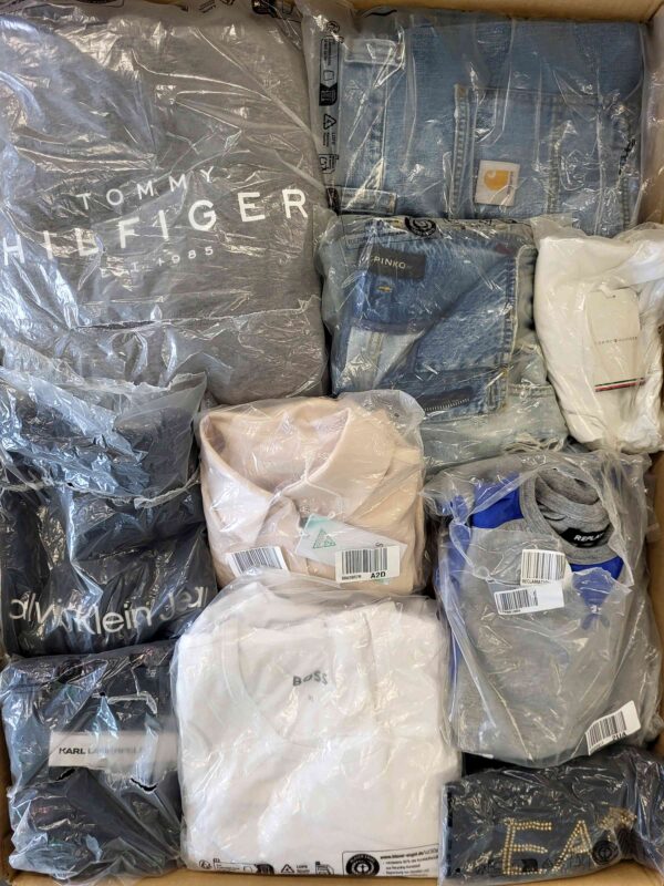 The photo shows a package with clothing in the category D.