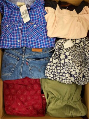 The photo shows a package with clothing in the category U.