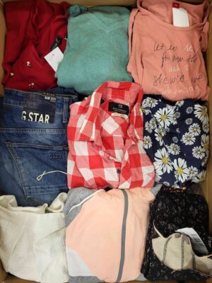 The photo shows a package with clothing in the category U.