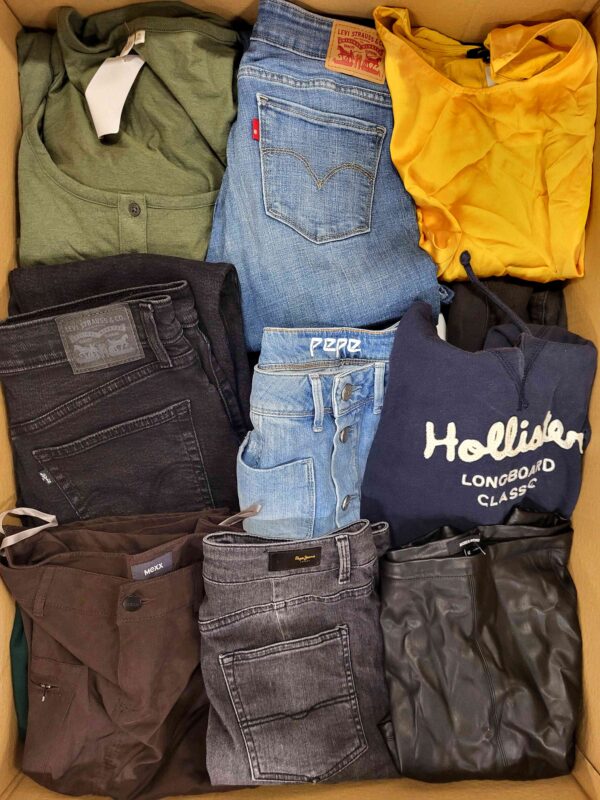The photo shows a package with clothing in the category U.