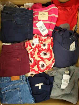 The photo shows a package with clothing in the category U.