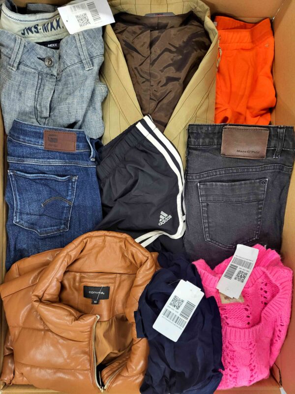 The photo shows a package with clothing in the category U.