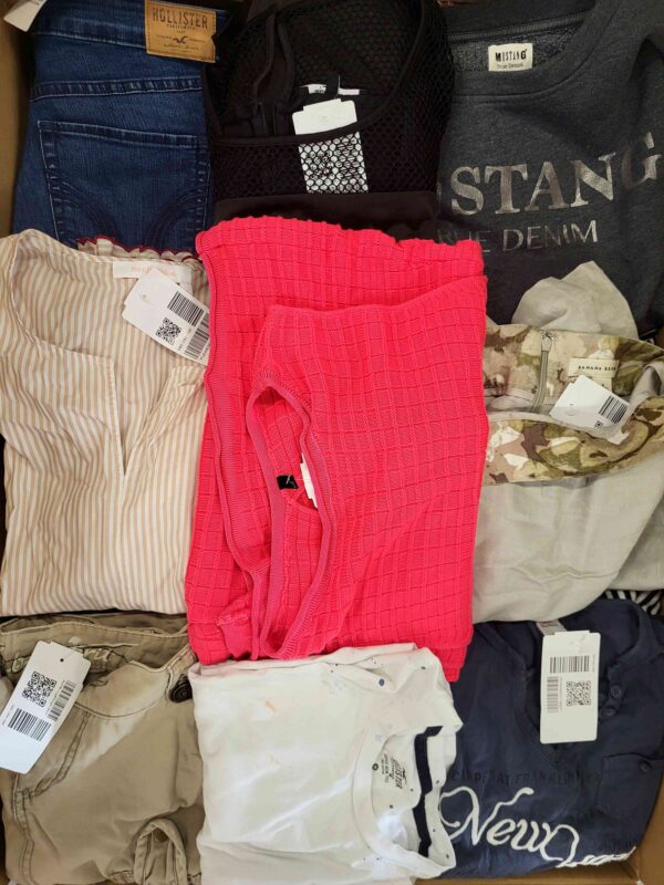 The photo shows a package with clothing in the category U.