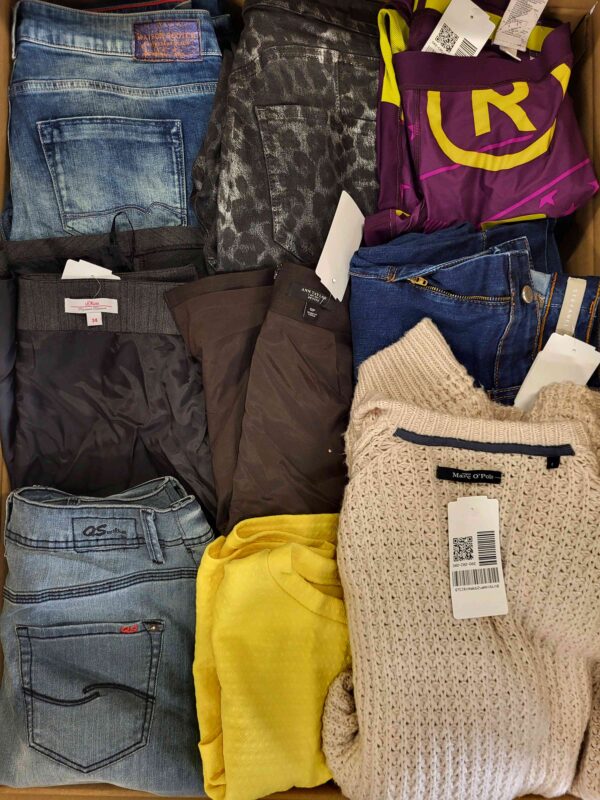 The photo shows a package with clothing in the category U.