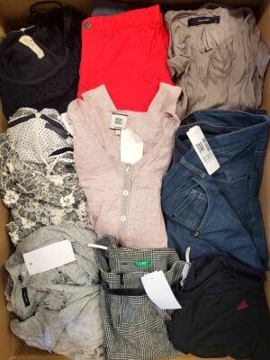 The photo shows a package with clothing in the category U.