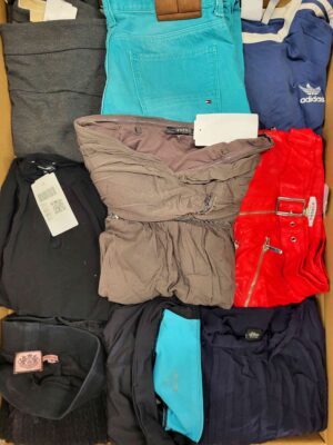 The photo shows a package with clothing in the category U.