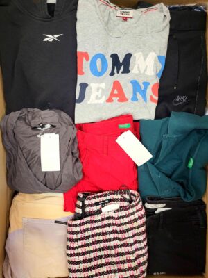 The photo shows a package with clothing in the category U.