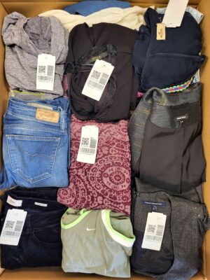 The photo shows a package with clothing in the category U.