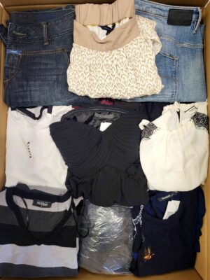 The photo shows a package with clothing in the category U.
