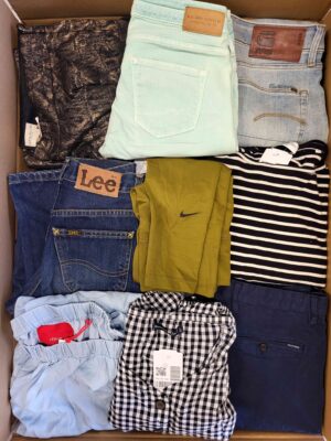 The photo shows a package with clothing in the category U.