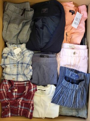 The photo shows a package with clothing in the category U.
