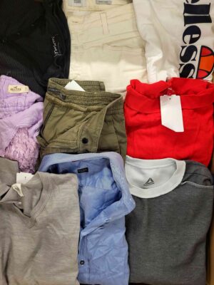 The photo shows a package with clothing in the category U.