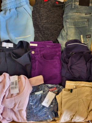 The photo shows a package with clothing in the category U.
