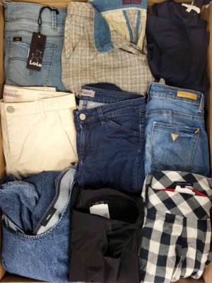 The photo shows a package with clothing in the category U.