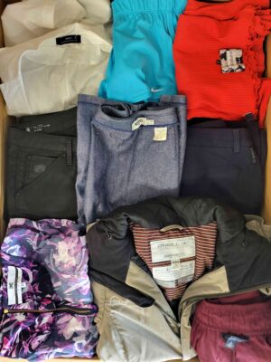 The photo shows a package with clothing in the category U.