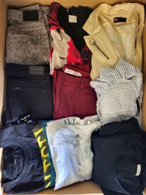 The photo shows a package with clothing in the category U.