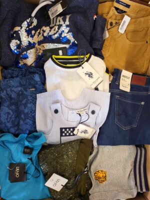 The photo shows a package with clothing in the category T.