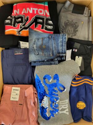 The photo shows a package with clothing in the category T.