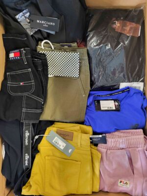 The photo shows a package with clothing in the category T.
