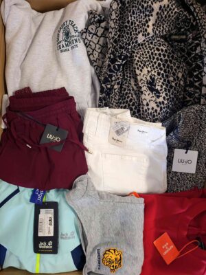 The photo shows a package with clothing in the category T.