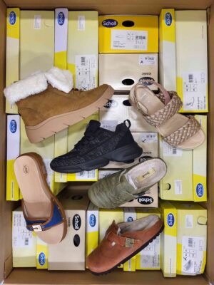The photo shows a package with footwear in the category SM.