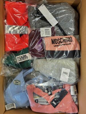 The photo shows a package with clothing in the category AU.