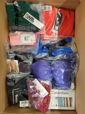 The photo shows a package with clothing in the category AU.