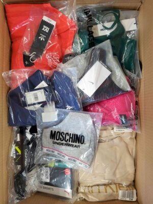 The photo shows a package with clothing in the category AU.
