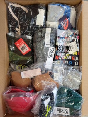 The photo shows a package with clothing in the category AU.