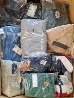 The photo shows a package with clothing in the category AM.