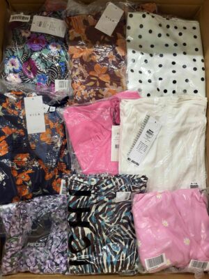 The photo shows a package with clothing in the category AR.