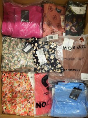 The photo shows a package with clothing in the category AR.