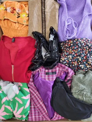 The photo shows a package with clothing in the category SN.