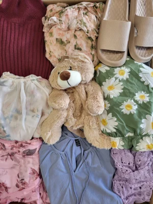 The photo shows a package with clothing in the category SN.