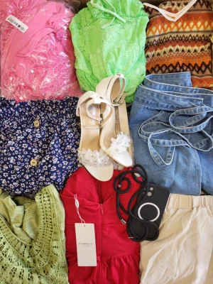 The photo shows a package with clothing in the category SN.