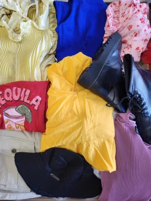 The photo shows a package with clothing in the category SN.