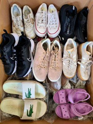 The photo shows a package with footwear in the category CSU.