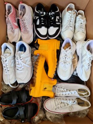 The photo shows a package with footwear in the category CSU.