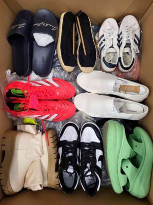 The photo shows a package with footwear in the category CSU.