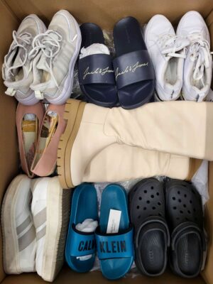The photo shows a package with footwear in the category CSU.